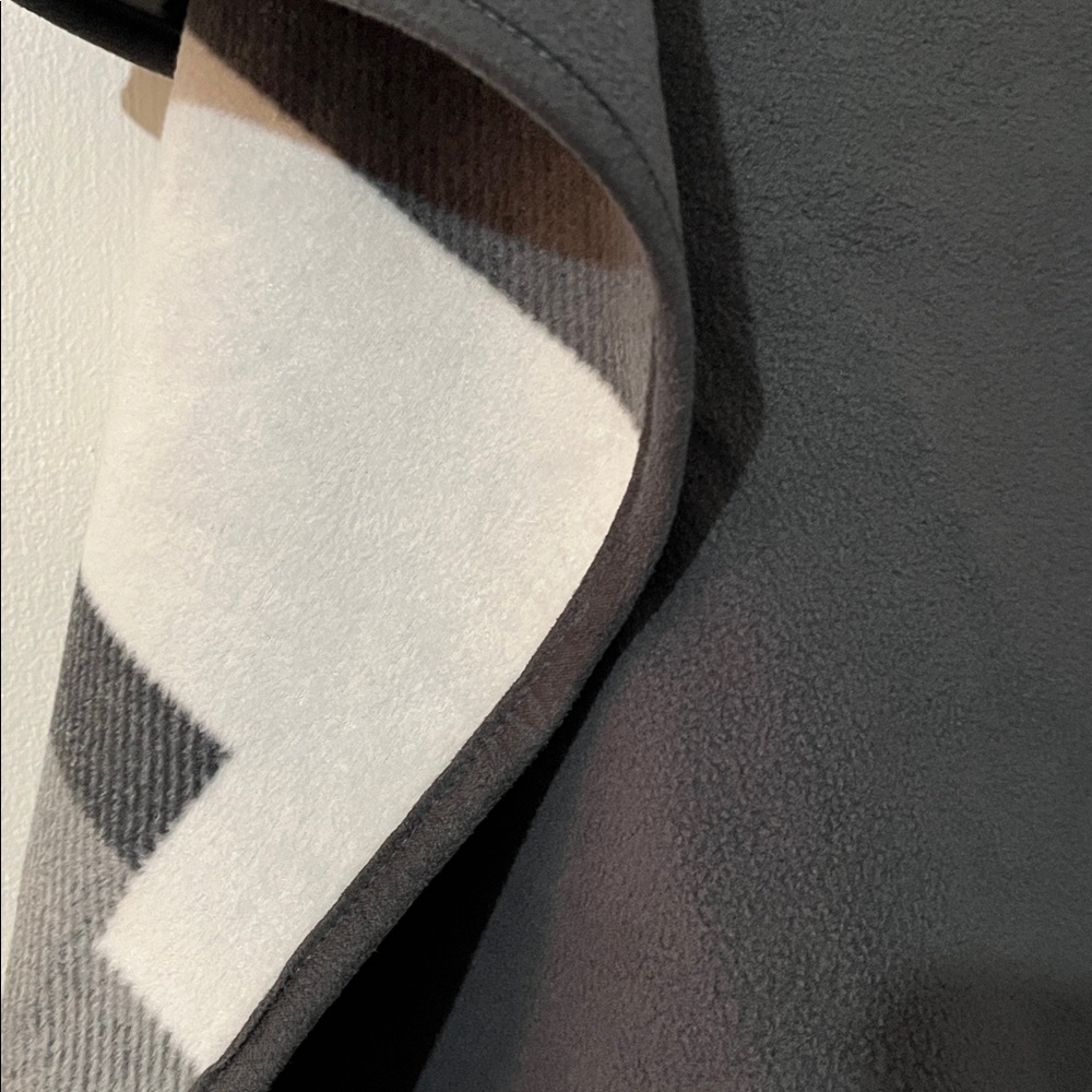 Reversible Woolrich Black & Gray Patterned Cape - Picture 12 of 15